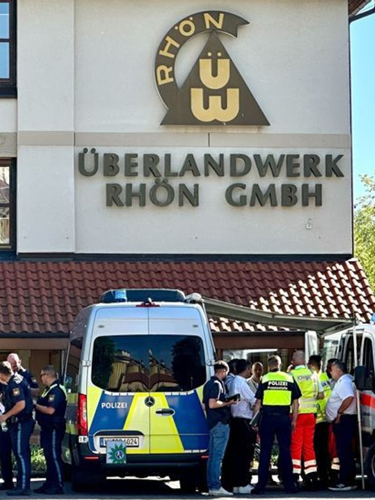 Der eigentliche Arbeitsplatz wurde am Dienstagmorgen (1. Juli) zum Ort des Schreckens - Polizei und Rettungskräfte sind nach der Bluttat von Mellrichstadt im Einsatz. 