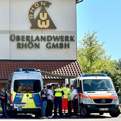 Der eigentliche Arbeitsplatz wurde am Dienstagmorgen (1. Juli) zum Ort des Schreckens - Polizei und Rettungskräfte sind nach der Bluttat von Mellrichstadt im Einsatz. 