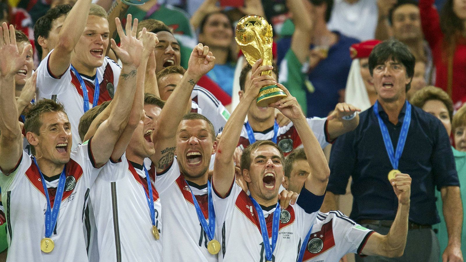 
                <strong>WM-Pokal ging am häufigsten nach Deutschland</strong><br>
                Rekordgewinner ist übrigens Deutschland, denn seit 1974 gewann das DFB-Team die Trophäe drei Mal. Direkt dahinter folgen jedoch Argentinien, Italien, Brasilien und Frankreich mit je zwei Triumphen.
              