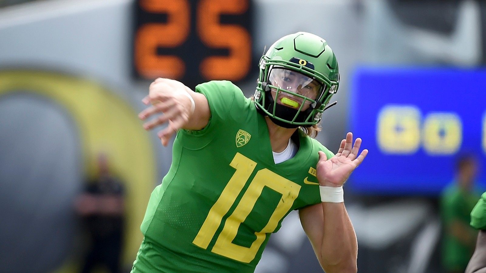 
                <strong>Justin Herbert: Ausbildung</strong><br>
                Justin Herbert wurde an der University of Oregon ausgebildet. In seinem letzten Jahr warf er 3.130 Yards und 37 Touchdowns. Im Draft wurde er von den Los Angeles Chargers an sechster Position ausgewählt. Vorher war er auch in Gesprächen mit den Dolphins, die sich am Ende zwar gegen ihn entschieden, ihn aber trotzdem schätzen. "Es ist überhaupt keine Überraschung, dass er Erfolg hat in dieser Liga", sagte bereits Head Coach Brian Flores.
              