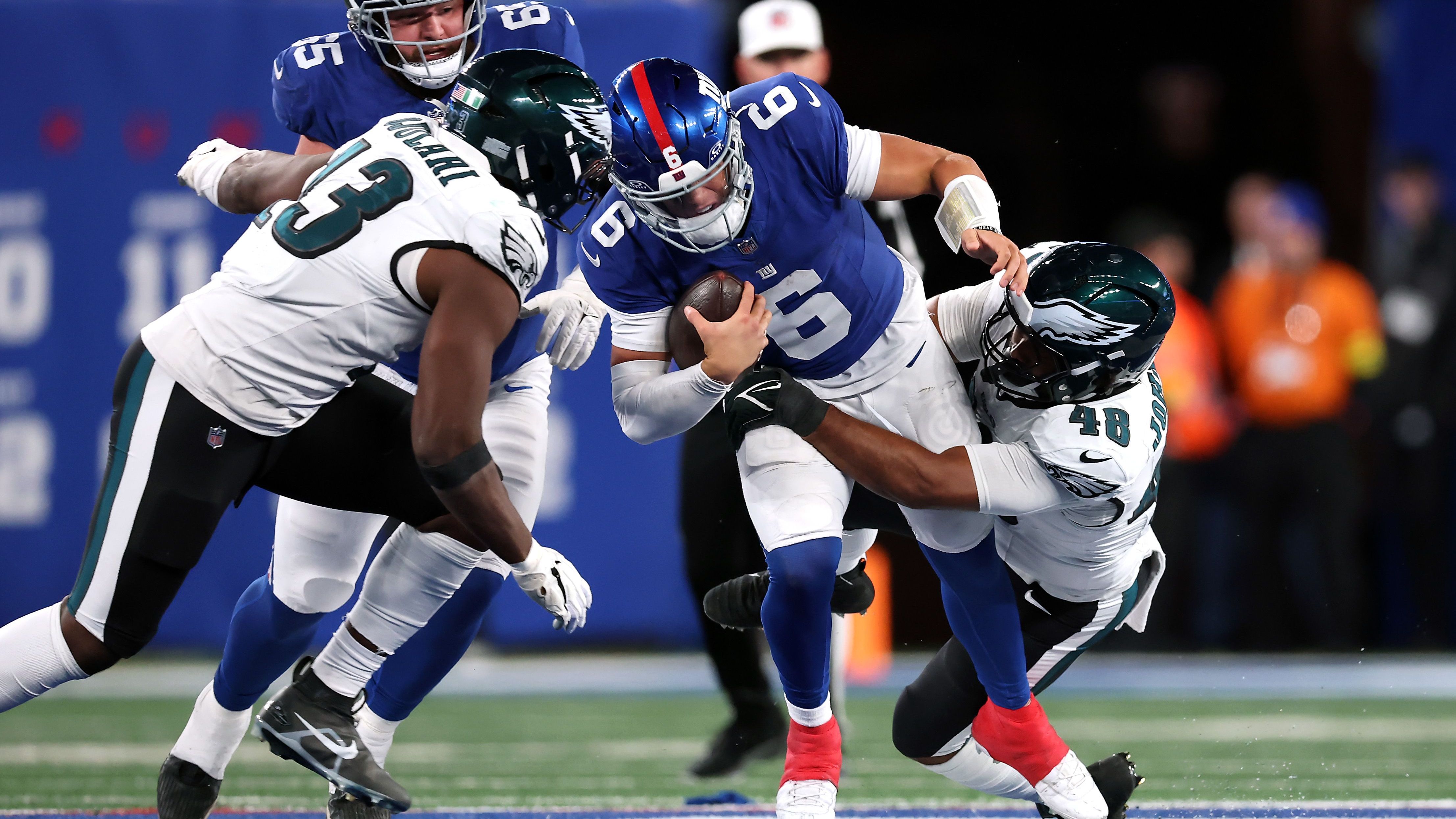 <strong>Platz 21: Jaxson Dart (New York Giants)</strong><br>Dass Giants-Fans nach sehr dunklen Jahren gerade wieder lachen können, hat viel mit dem komplett verrückten, Gegner umwerfenden, Salto schwingenden Cam Skattebo zu tun. Doch auch Jaxson Dart, der andere Rookie, hat großen Anteil am kleinen Aufschwung in New York. Nach den Los Angeles Chargers besiegte der in diesem Jahr an Position 25 gedraftete Quarterback mit den Eagles gleich das nächste Top-Team. Erstaunlich, wie reif der 22-Jährige bereits wirkt.