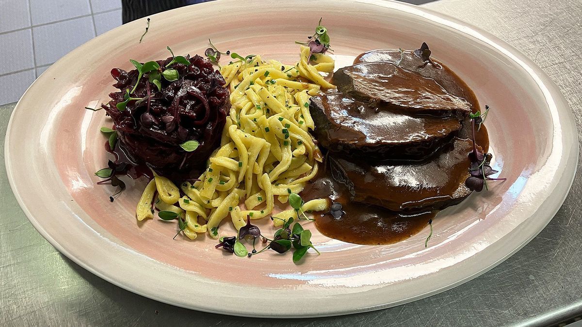 Sauerbraten mit Spätzle und Rotkohl