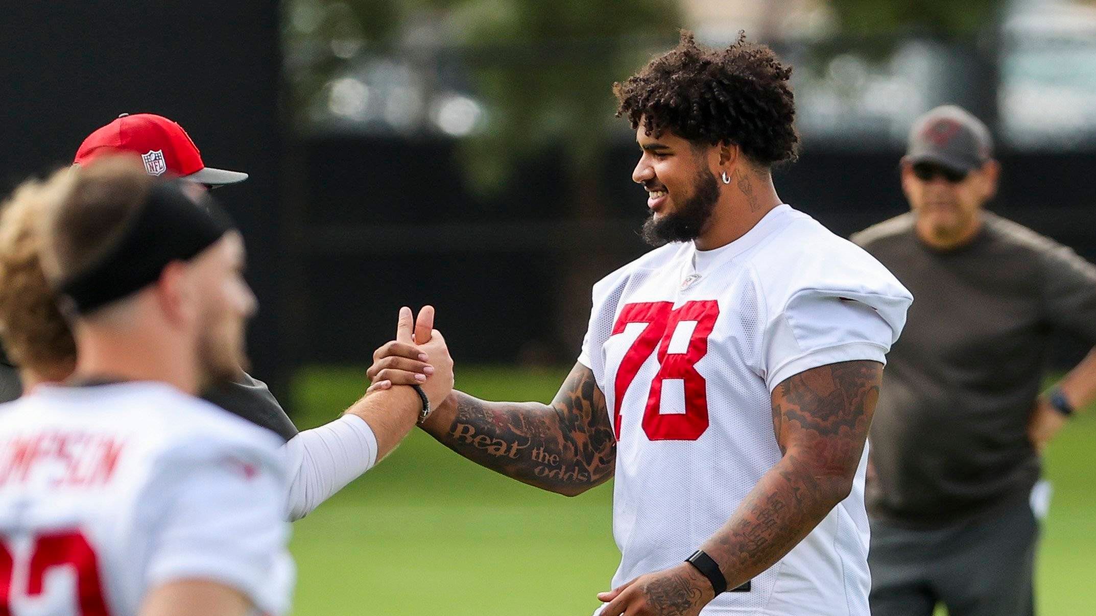 <strong>Tristan Wirfs (Tampa Bay Buccaneers)</strong><br>Entspannter sieht die Lage bei Star-Tackle Tristan Wirfs aus. Der Pro Bowler erschien zum Trainingsauftakt, nahm allerdings nicht an Übungen teil. Dennoch dürften die Zeichen klar auf Vertragsverlängerung stehen.&nbsp;