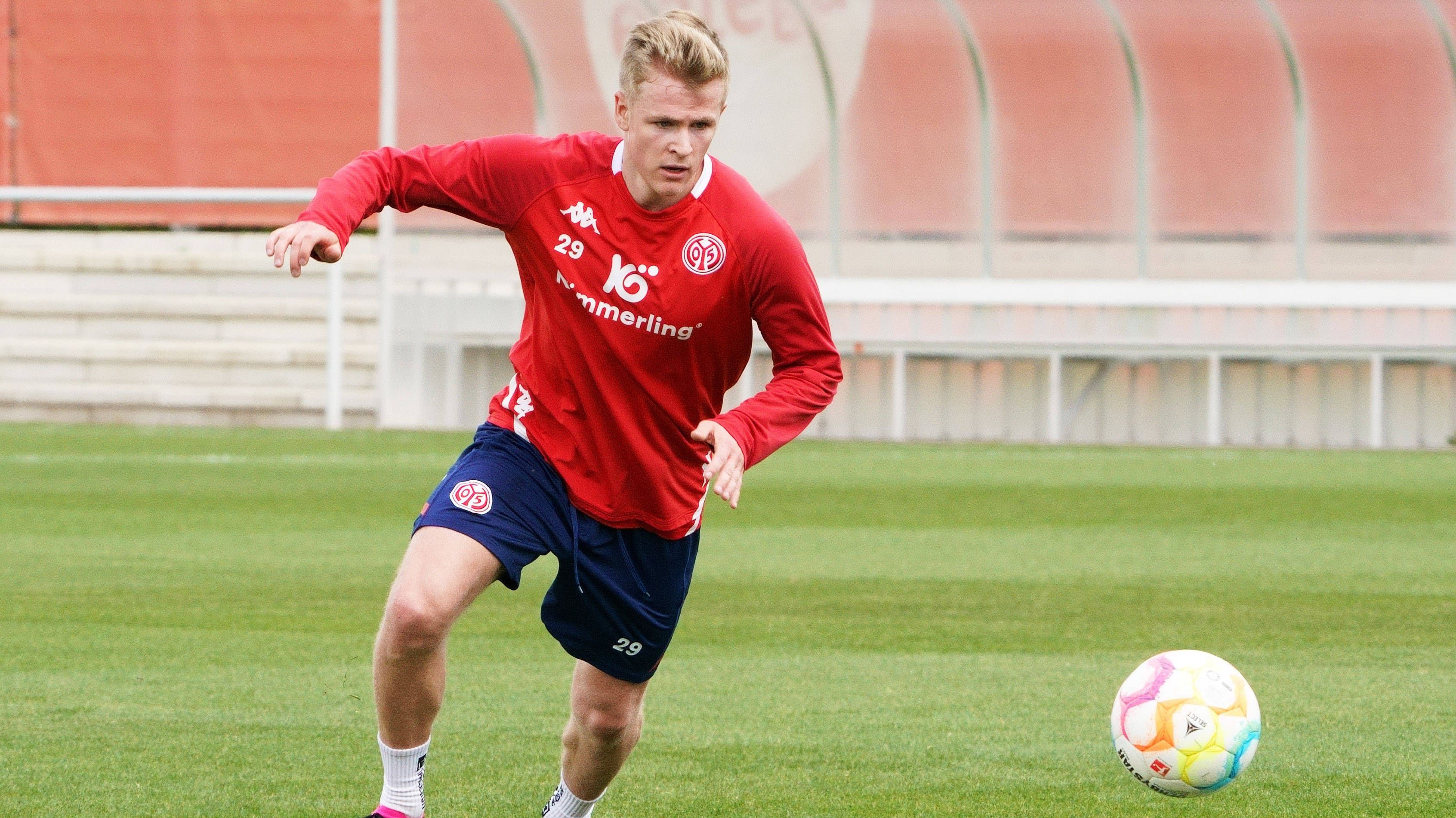 <strong>Jonathan Burkardt (1. FSV Mainz 05)</strong><br>Wegen eines Knochenmarködems im Knie kam der U21-Nationalspieler bereits seit knapp einem Jahr nicht mehr zum Einsatz. Sein bislang letztes Spiel absolvierte der Mittelstürmer am 13. November 2022 im Rhein-Main-Derby gegen Eintracht Frankfurt. Im Mai wurde eine Knieoperation nötig, die zu einem weiteren mehrmonatigen Ausfall führte.