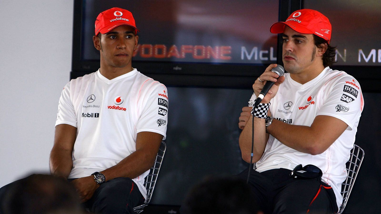 
                <strong>Lewis Hamilton gegen Fernando Alonso (McLaren)</strong><br>
                Beide lieferten sich lange ein "Kopf-an-Kopf"-Rennen, bei dem Alonso in Ungarn zu unfairen Mitteln griff: Im Qualifying blieb der Spanier so lange in der Box stehen, bis Hamilton keine Zeit mehr hatte, um noch eine gezeitete Runde zu fahren. Alonso wurde im Nachhinein mit einer Strafe von fünf Plätzen belegt. Im Lauf der Saison lieferten sich Hamilton und sein Teamkollege immer weiter kleinere Mätzchen, die am Ende sogar dafür sorgten, dass keiner der beiden am Ende Weltmeister wurde. Ferrari-Pilot Kimi Räikkönen entpuppte sich als der "lachende Dritte" und schnappte sich im letzten Rennen den WM-Titel. Nach nur einer Saison verabschiedete sich Alonso wieder von McLaren und kehrte zu Renault zurück.
              
