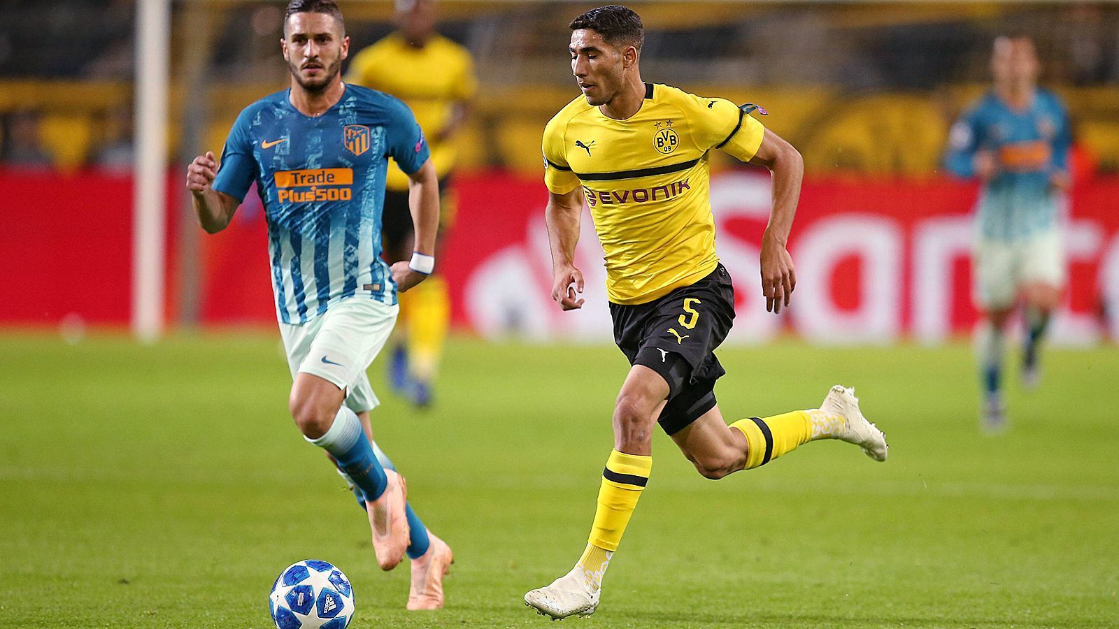 
                <strong>Linksverteidiger: Achraf Hakimi</strong><br>
                In der Defensive lässt sich die Real-Leihgabe manchmal zu einfach vernaschen. Hakimi gefällt aber mit Ball am Fuß - vor allem dank seines Speeds. Nach der Pause häufen sich die falschen Entscheidungen in seinem Spiel - so nimmt er dem durchgebrochenen Reus unnötigerweise den Ball weg und vergibt aus kurzer Distanz. Mit seiner Vorlage zum 2:0 von Guerreiro und dem uneigennützigen Pass zu Sanchos 3:0 macht er diesen Fauxpas aber wieder gut - mehr als das. ran-Note: 1
              