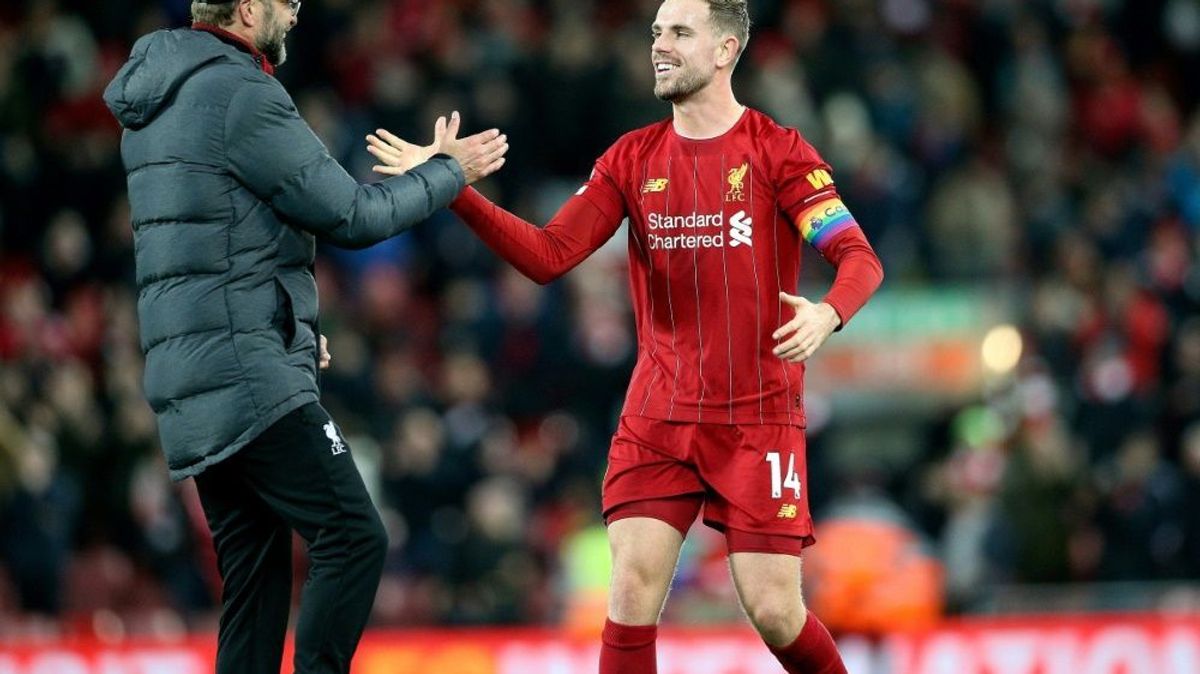 Liverpool-Kapitän Jordan Henderson (r.) mit Jürgen Klopp