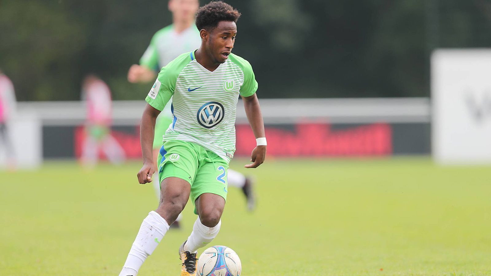 
                <strong>John Yeboah (VfL Wolfsburg)</strong><br>
                Erster Verfolger des FC St. Pauli im Norden ist der VfL Wolfsburg. Mit sage und schreibe 50 Toren in 14 Spielen brennen die Wölfe Woche für Woche ein Offensiv-Feuerwerk ab. Allen voran John Yeboah. Mit 13 Toren und fünf Vorlagen ist er staffelübergreifend der erfolgreichste Scorer. Der deutsche U19-Nationalspieler ist durch seine starken Leistungen bereits in den Profikader aufgerückt und feierte im November gegen Dortmund sein Bundesliga-Debüt.
              