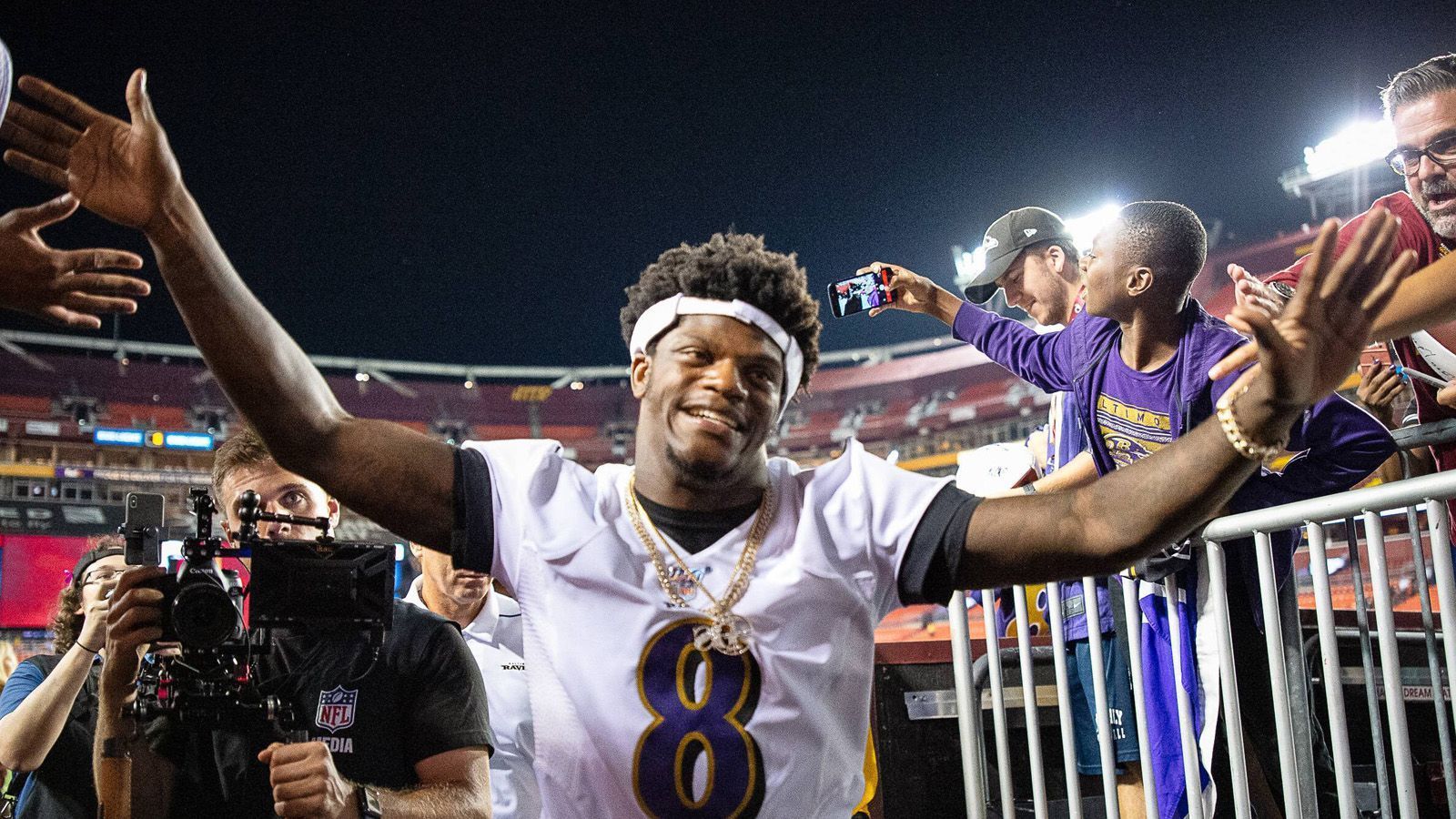 
                <strong>Quarterback: Lamar Jackson</strong><br>
                Wir bleiben in Baltimore! Warum sollten wir nicht einfach den besten Quarterback der ersten Woche aufstellen? Lamar Jackson erzielte seine Fantasy-Punkte beim Saisonauftakt fast ausschließlich als Passer (324 Passing YDS, 5 TD). Sollte Jackson gegen die Arizona Cardinals auch wieder seine Fähigkeiten als Runner unter Beweis stellen, könnte er seine Punktzahl (42) sogar toppen. Mit den Cardinals erwartet den jungen Quarterback ohne Patrick Peterson eine schwache Secondary, die schon gegen Matthew Stafford 33 Fantasy Punkte abgab.
              