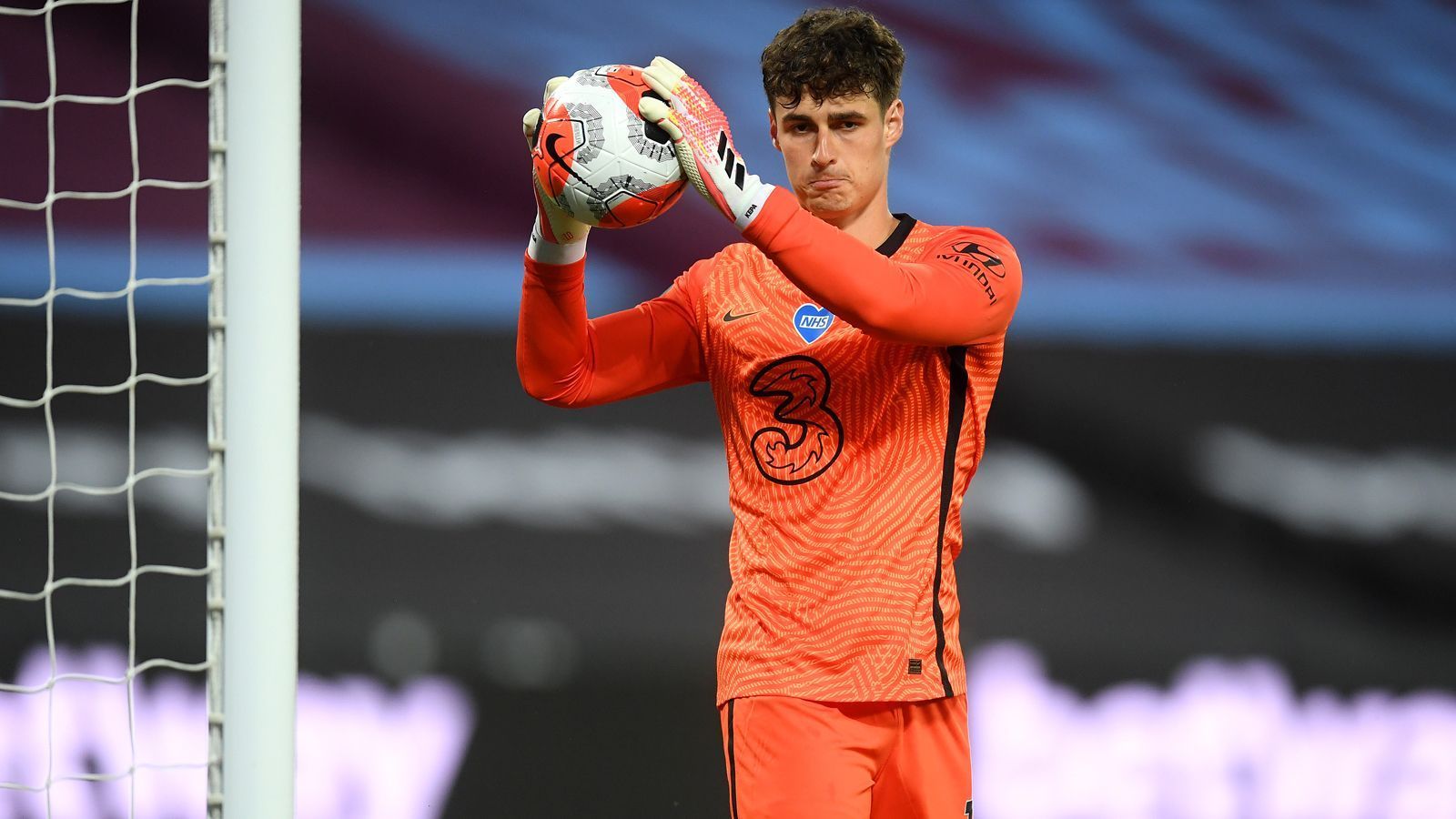 
                <strong>Kepa (FC Chelsea)</strong><br>
                Darf der teuerste Torhüter der Welt noch eine dritte Saison beim FC Chelsea sein Glück versuchen oder nicht? Wenn ja, dann muss der einst 80 Millionen Euro teure Kepa in der Saison 2020/21 endlich konstant abliefern, denn aktuell steht der 25-Jährige auf der Insel wegen regelmäßiger Fehler in der Kritik - und laut Medienberichten möglicherweise sogar vor dem Abschied. Während der Spanier zuletzt etwa mit einem Wechsel nach Valencia in Verbindung gebracht wurde, soll Chelsea mit dem türkischen Keeper Ugurcan Cakir von Trabzonspor angeblich auch schon einen Nachfolger an der Angel haben. Dieser dürfte mit 33 Millionen Euro Ablöse weniger als die Hälfte von Kepas einstiger Ablösesumme kosten.
              