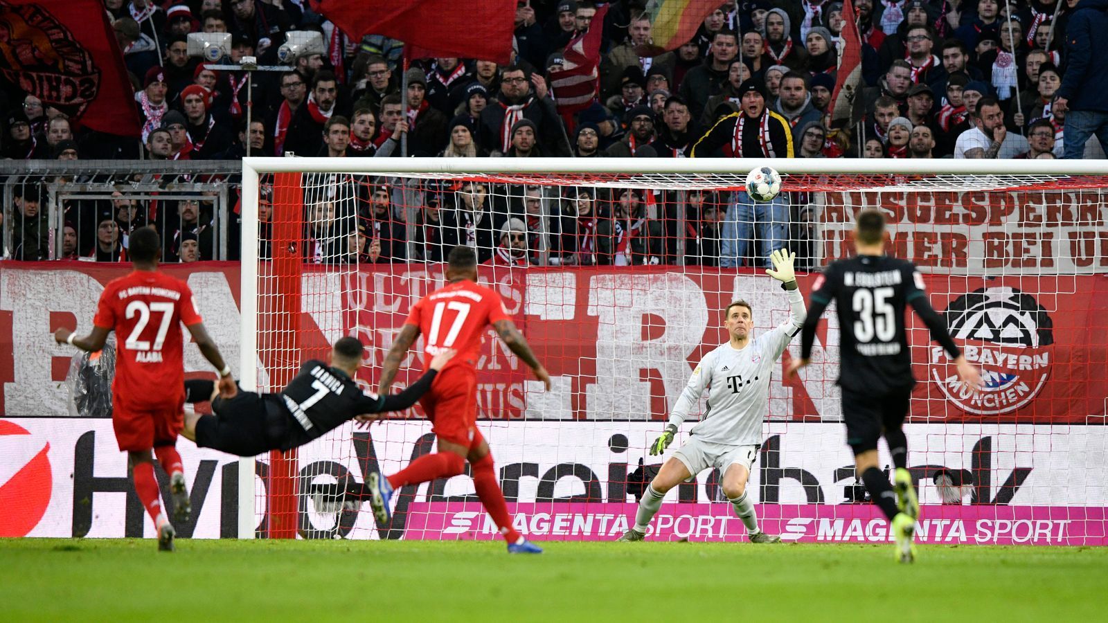 
                <strong>Manuel Neuer</strong><br>
                Größtenteils wird der Keeper überhaupt nicht gefordert. Doch als Rashica vor ihm auftaucht und zum 0:1 einschießt, macht Neuer eine unglückliche Figur. Bei Langs Versuch von der Strafraumgrenze ist er zur Stelle - aber hierbei handelt es sich auch um eine Pflichtaufgabe. ran-Note: 5
              