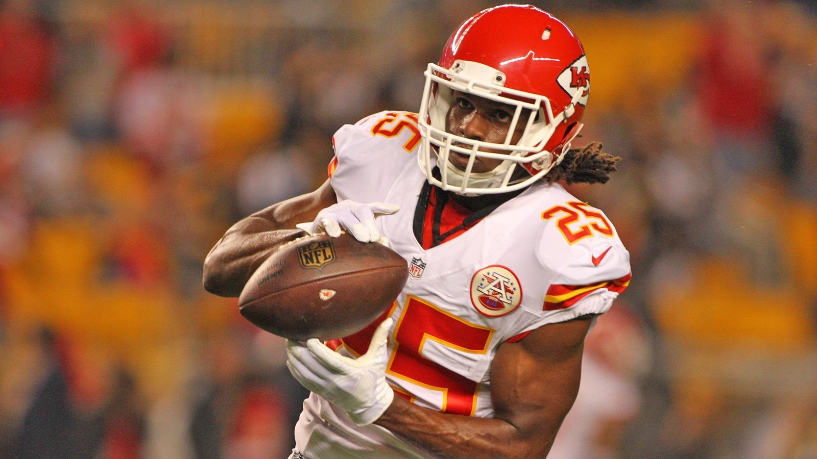 
                <strong>Jamaal Charles (Rücktritt mit 32 Jahren)</strong><br>
                Nach Marshawn Lynch und Jonathan Stewart hängt auch der nächste Running Back seine Schuhe an den Nagel. Jamaal Charles beendet offiziell seine aktive Karriere. Wenig überraschend, hatte Charles doch seit seinem Kreuzbandriss während der Saison 2015 kein Spiel mehr als Starter bestritten. Vorher allerdings gehörte der 32-Jährige zu den besten Running Backs der Liga. Den Hauptteil seiner Karriere verbrachte Charles bei den Kansas City Chiefs. Gleich fünf Mal knackte er hier die Marke von über 1.000 Rushing Yards in einer Saison. Nach der Saison 2016 verließ er die Chiefs, spielte seitdem noch für die Denver Broncos und zuletzt für die Jacksonville Jaguars. Laut amerikanischen Medien wird Charles einen Eintagesvertrag bei den Kansas City Chiefs unterschreiben, um als Spieler der Franchise, bei der er zum Star wurde, zurückzutreten.
              