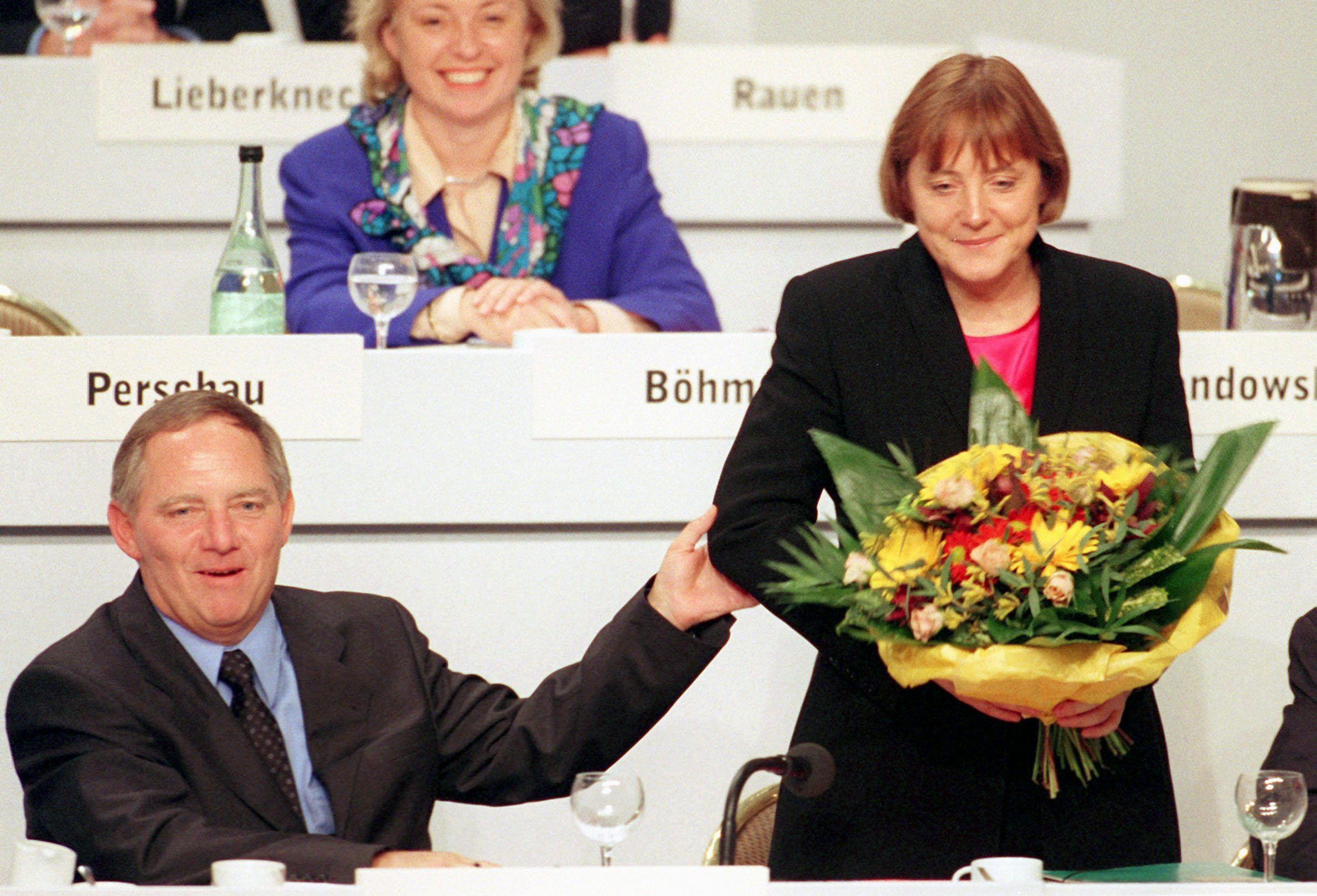 7. November 1998: Der damals neue CDU-Vorsitzende Wolfgang Schäuble gratuliert auf dem CDU-Parteitag in Bonn der soeben zur CDU-Generalsekretärin gewählten Angela Merkel.