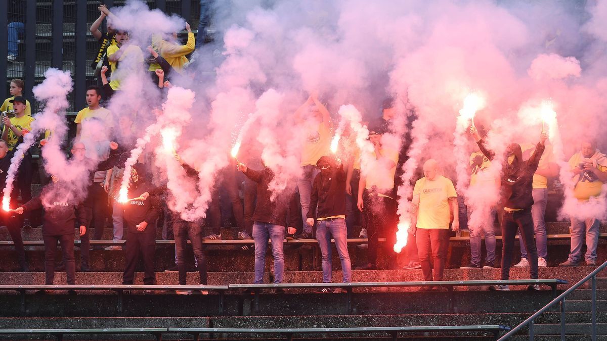 Fußball Testspiel FC Schalke 04 - NAC Breda am 04.09.2024 im Parkstadion in Gelsenkirchen Fans NAC Breda zünden Bengalos Pyro Pyrotechnik Leuchtkörper Rauchbomben im Fanblock *** Soccer test match ...