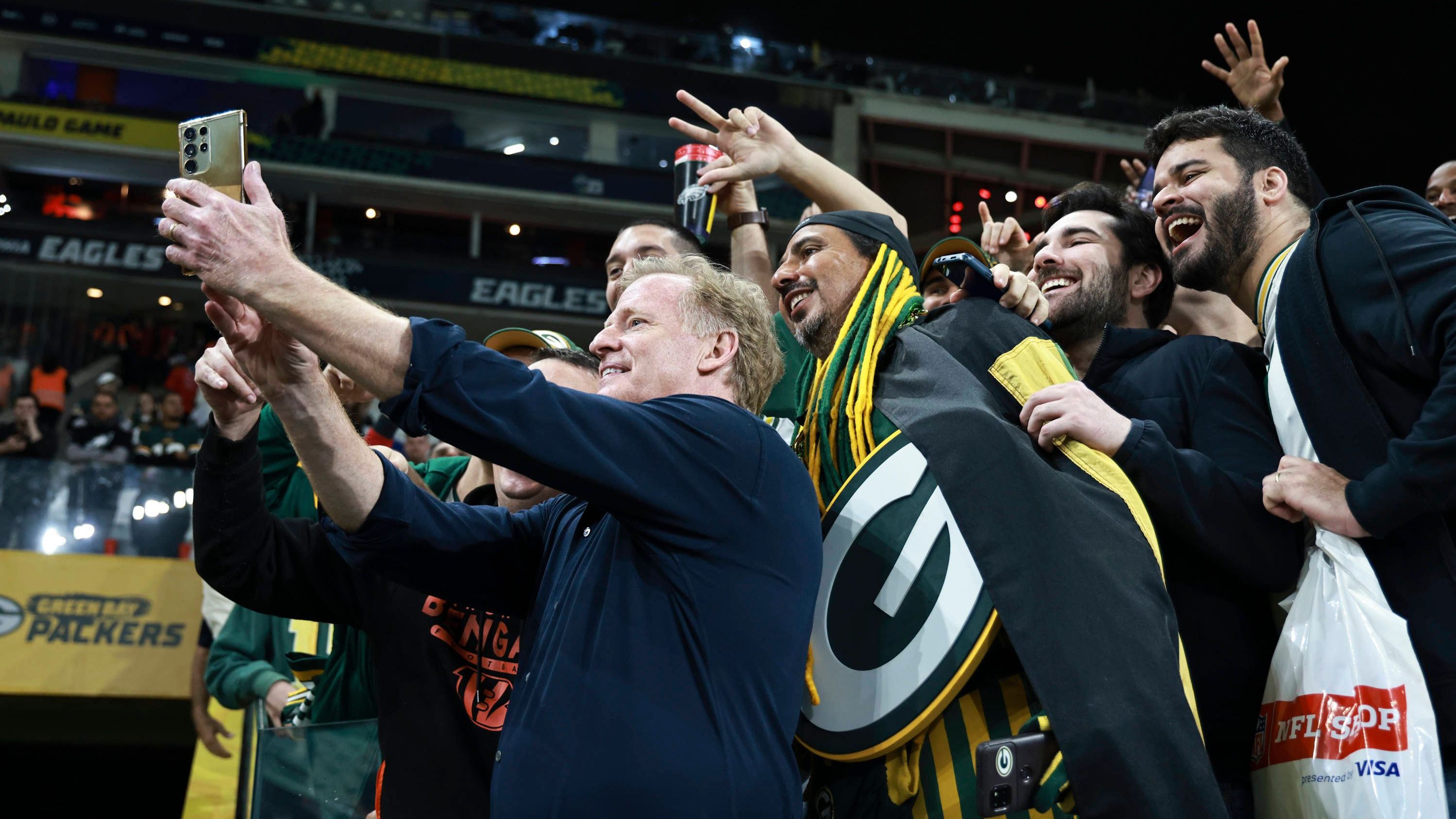 <strong>Hoher Besuch</strong><br>Auch der NFL-Commissioner, der hauptsächlich für die International Games verantwortlich ist, war vor Ort. Roger Goodell zeigte sich in bester Selfie-Laune.