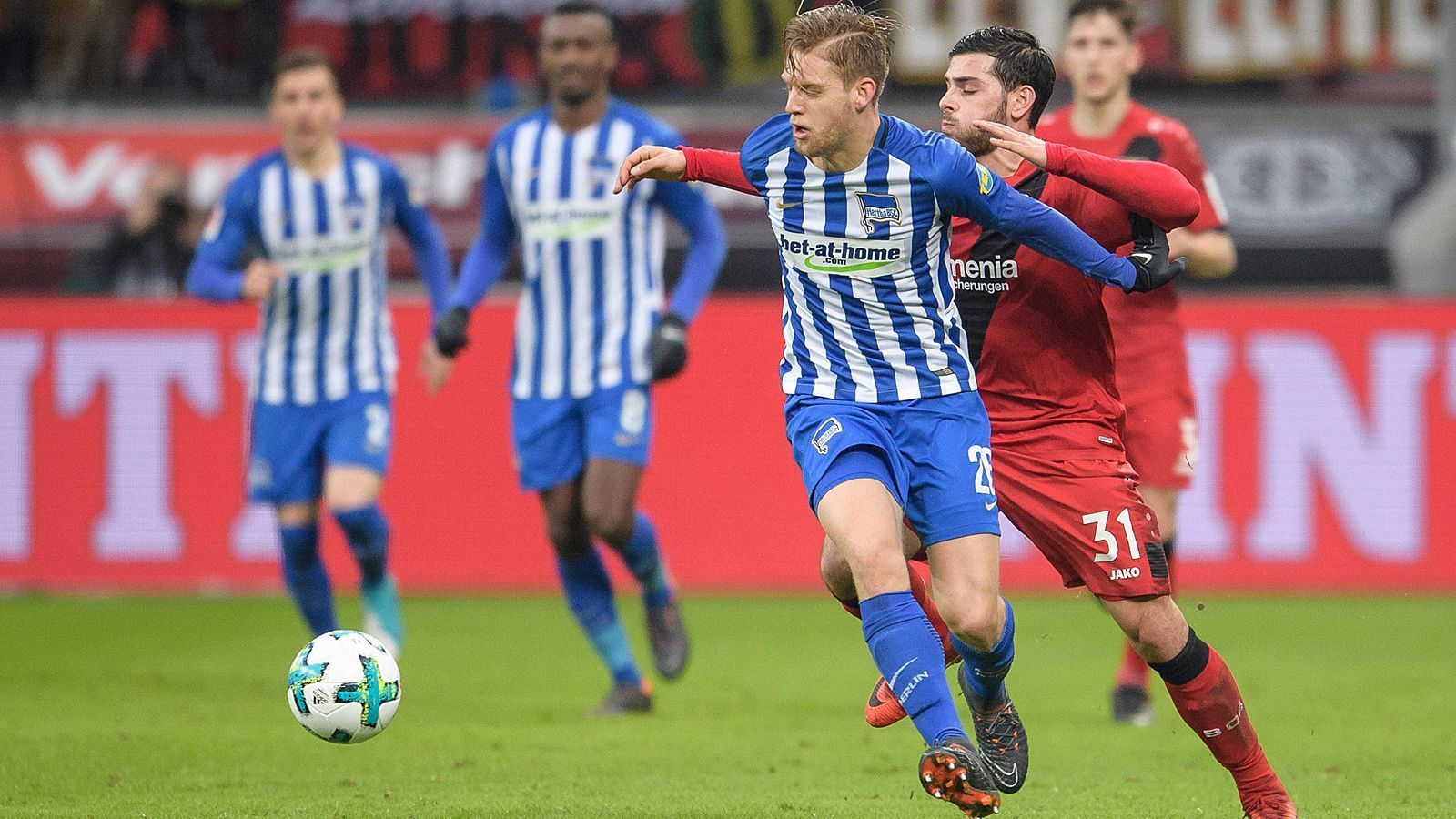 
                <strong>Arne Maier</strong><br>
                Arne Maier braucht man eigentlich gar nicht mehr großartig vorstellen. Der 19-Jährige eroberte sich in dieser Saison bereits bei den Profis einen Stammplatz im zentralen Mittelfeld, ehe ihn Pfeifferisches Drüsenfieber außer Gefecht setzte. Nach 14 Startelfeinsätzen für die Profis half Maier im U19-Finale lediglich aus - und erzielte prompt den 3:1-Endstand. Fast so, als ob er sich Pal Dardais Wunsch zu Herzen genommen hätte: "Arne hat sich sehr gut entwickelt. Der nächste Schritt in seinem Spiel ist, dass er als Plus Torgefahr draufpackt, die er in der Jugend immer hatte." Schafft er das, darf Maier ohne Weiteres zu den weltbesten Spielern seiner Altersklasse gezählt werden.
              