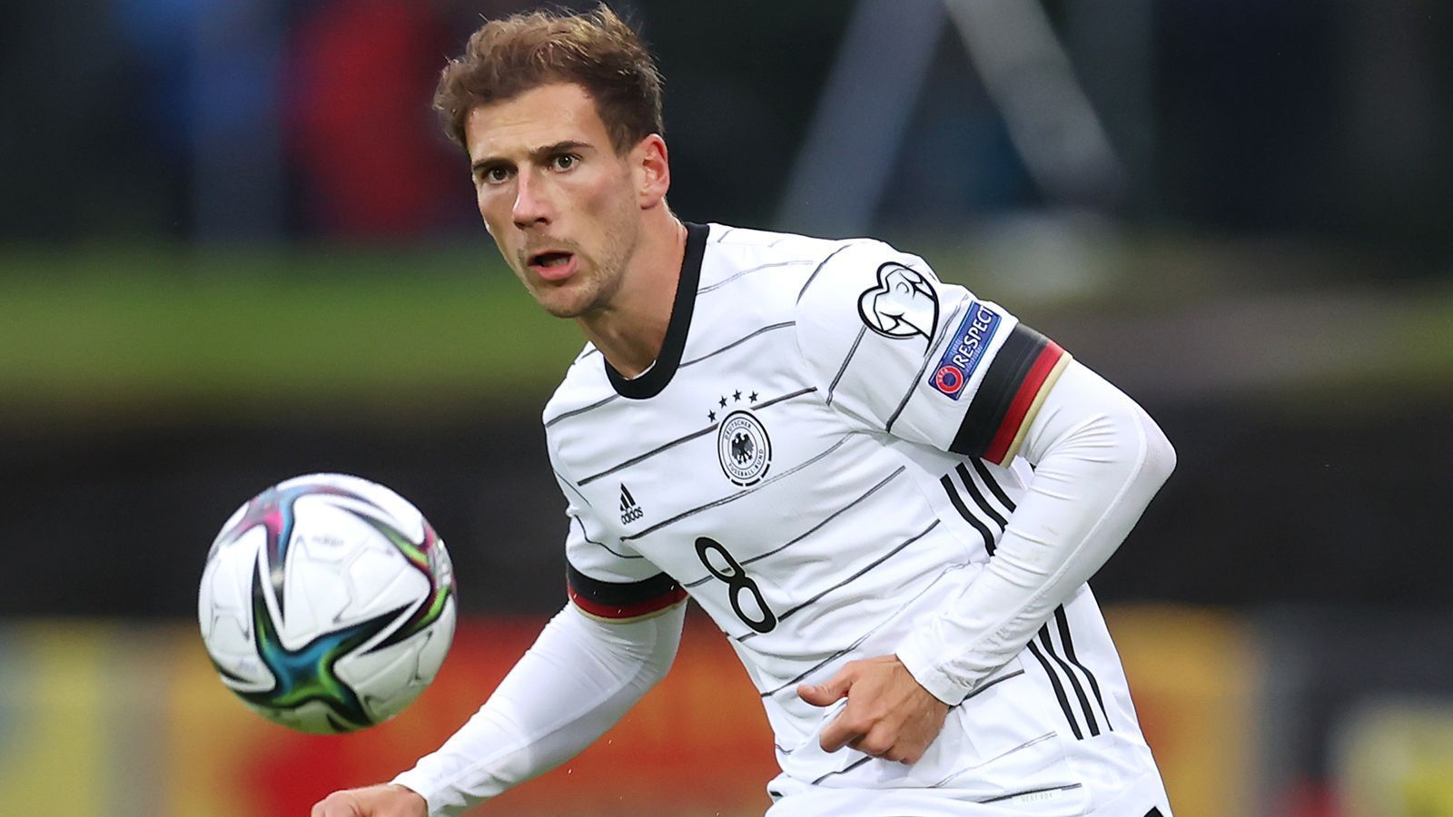 
                <strong>Leon Goretzka</strong><br>
                Der Mittelfeldspieler des FC Bayern gibt in der ersten Halbzeit zwei Torschüsse ab, kommt dafür aber defensiv nicht immer in die Zweikämpfe. Trotzdem bleibt er Dreh- und Angelpunkt der deutschen Mannschaft, bereitet daher auch das 3:0 für Sane vor. Sein eigener Treffer wird wegen einer Abseitsposition von Musiala aberkannt. ran-Note: 2
              