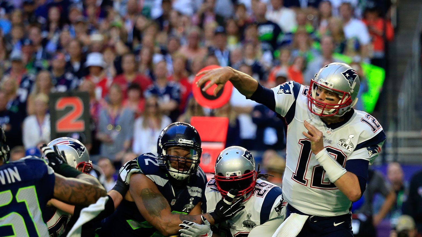 
                <strong>10. Rekord: Meiste angekommene Pässe am Stück in einem Super Bowl</strong><br>
                1. Tom Brady: 16 im Super Bowl 46 (17:21 gegen die New York Giants)2. Joe Montana: 13 im Super Bowl 243. Phil Simms (SB 21), Troy Aikman (SB 30), Kurt Warner (SB 43), Drew Brees (SB 44): alle 10 
              