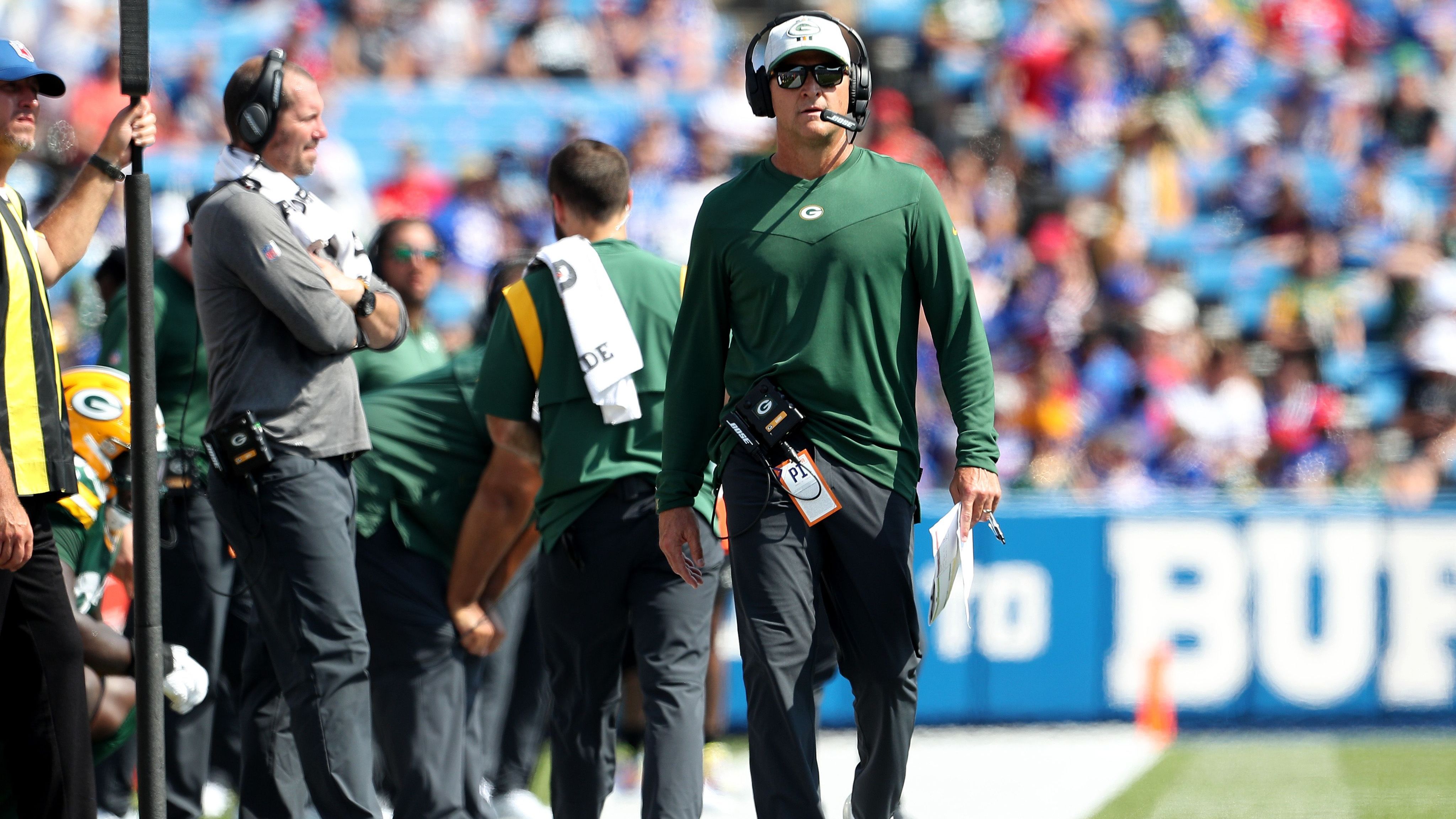 <strong>Verlierer: Joe Barry (Green Bay Packers)<br></strong>Nachdem die Los Angeles Chargers ihren Trainerwechsel bekommen haben, dürften sich manche Packers-Fans fragen: "Wann sind wir dran?" Defensive Coordinator Joe Barry steht nicht erst seit der peinlichen Leistung der Defense gegen die Tampa Bay Buccaneers im Kreuzfeuer. Trotz mehrerer First Round Picks ist dort nur wenig Verbesserung zu sehen.