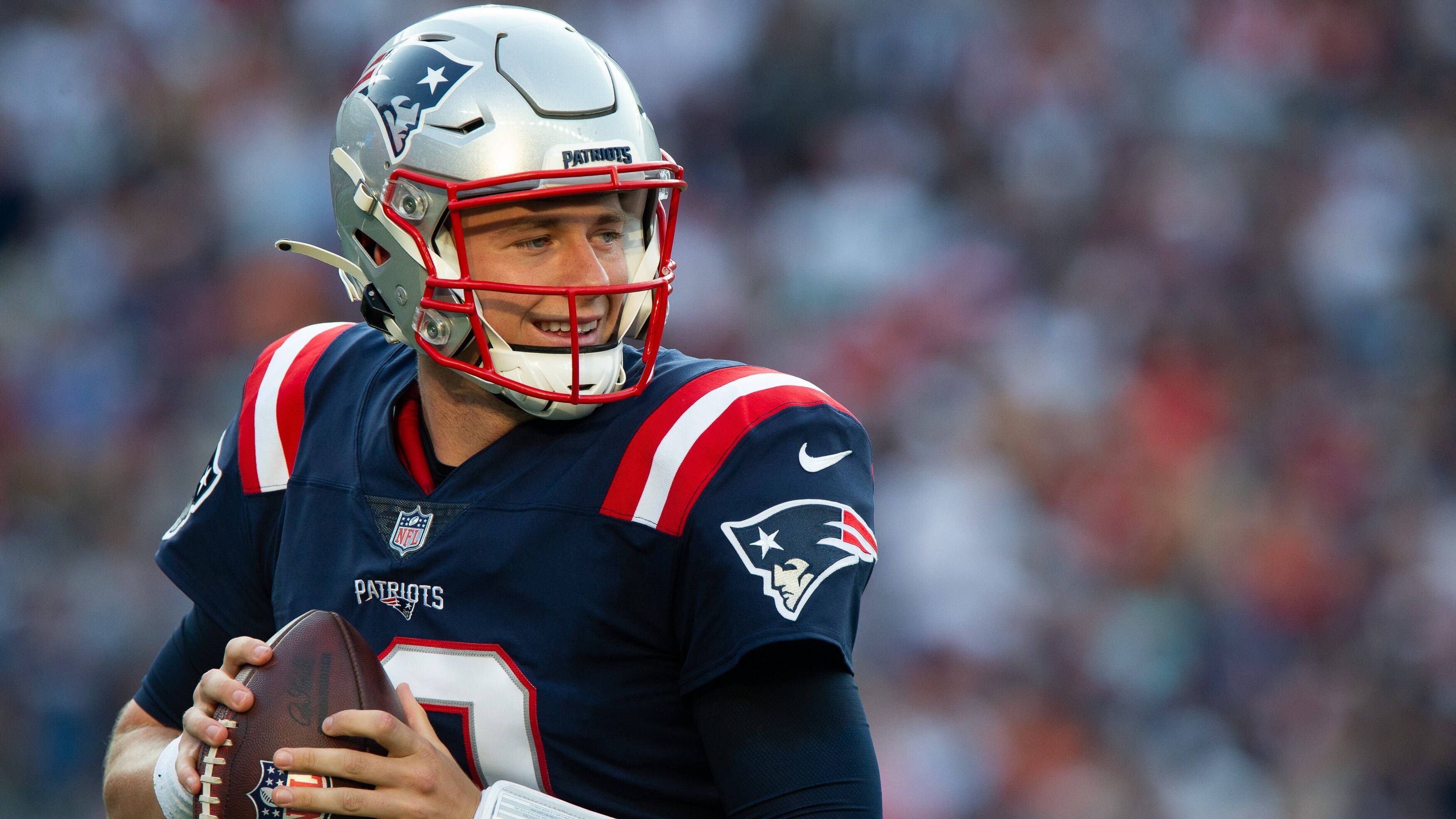 <strong>Platz 8: Mac Jones (New England Patriots)</strong><br>Erster NFL-Start: Week 1, 2021 vs. Miami Dolphins<br>Statistiken: 29/39, 281 Yards, 1 TD, 0 INT<br>QBR: 102,6