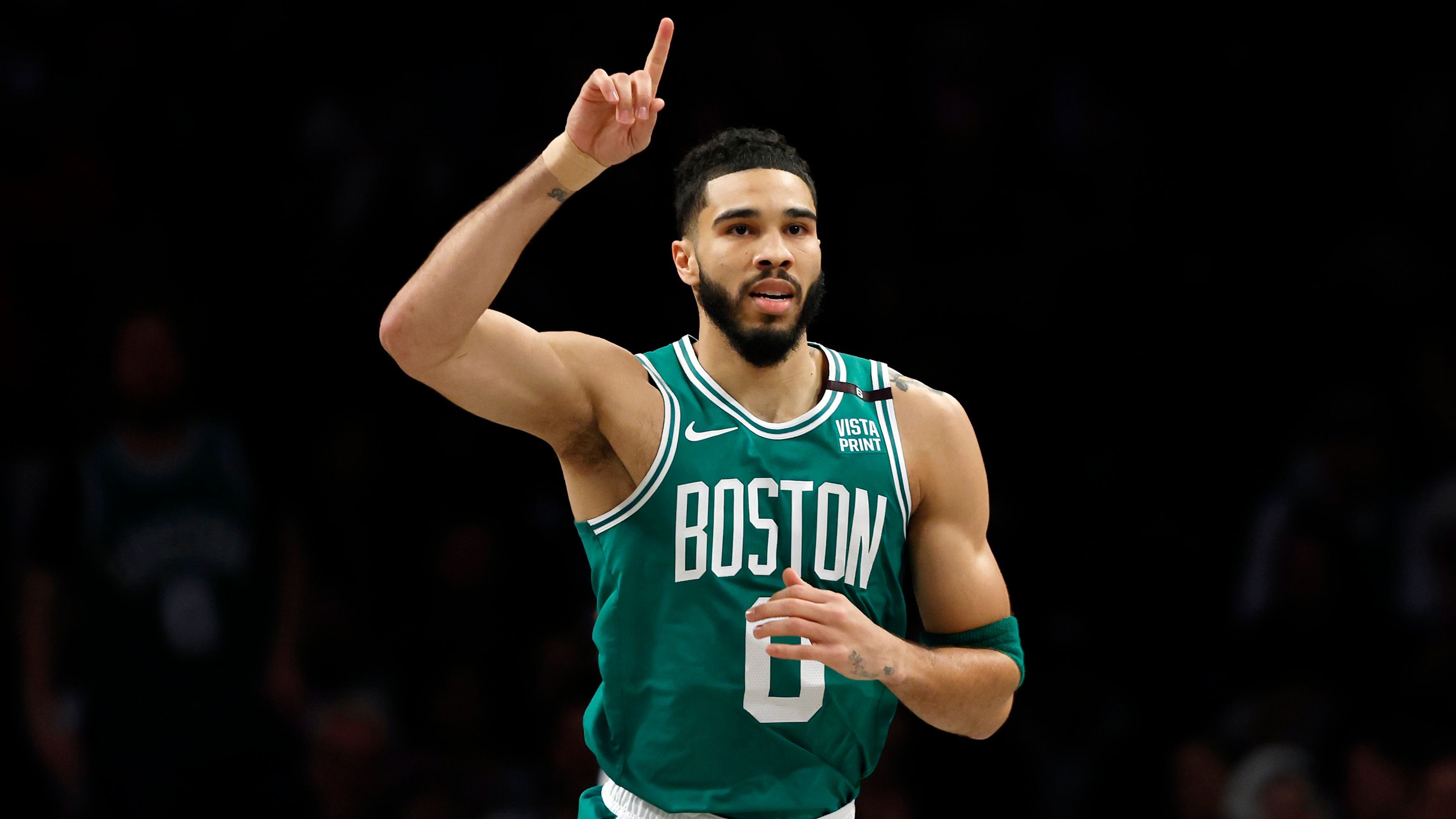 <strong>Sicher qualifiziert:</strong>&nbsp;<strong>Boston Celtics - Eastern Conference</strong><br>Die Boston Celtics sind mit Abstand das beste Team der Regular Season. Vom ersten Platz wird sie niemand mehr verdrängen. Dementsprechend waren sie auch die erste Franchise, die sich für die Postseason qualifizierte. Eine Starting Five bestehend aus Jrue Holiday, Derrick White, Jaylen Brown, Jayson Tatum und Kristaps Porzingis kann jeden Gegner aus der Halle schießen.&nbsp;