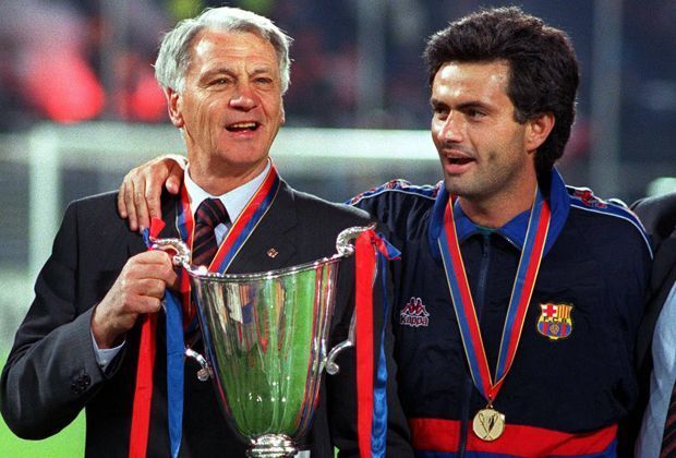 
                <strong>Jose Mourinho</strong><br>
                Der freundlich schauende Mann an der Seite von Bobby Robson (l.) ist heute einer der erfolgreichsten Trainer im Weltfußball. Jose Mourinho war sage und schreibe zehn Jahre lang Co-Trainer (unter anderem beim FC Barcelona), bevor er... 
              