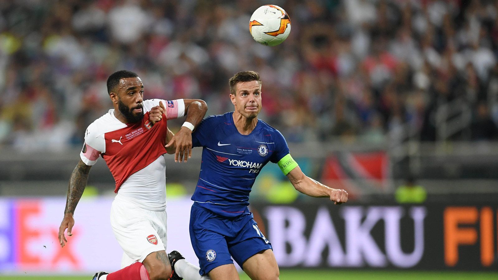 
                <strong>Cesar Azpilicueta</strong><br>
                Im ersten Durchgang größtenteils defensiv gebunden, da Arsenals Außenverteidiger viel Freiraum zugestanden bekommen und sehr hoch agieren. Rückt häufig ins Abwehrzentrum, um die Doppelspitze Arsenals aus dem Spiel zu nehmen. Trägt sich in der 80. Minute beinahe auch noch in die Torschützenliste ein, sein Flachschuss geht allerdings recht deutlich links am Tor vorbei. ran-Note: 
              