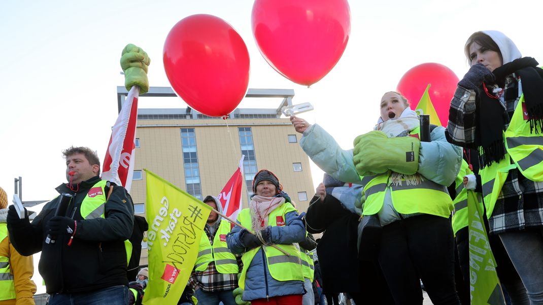 Mehr als 20.000 Ärzt:innen wurden zu einem ganztägigen Warnstreik am heutigen Dienstag (30. Januar) aufgerufen.