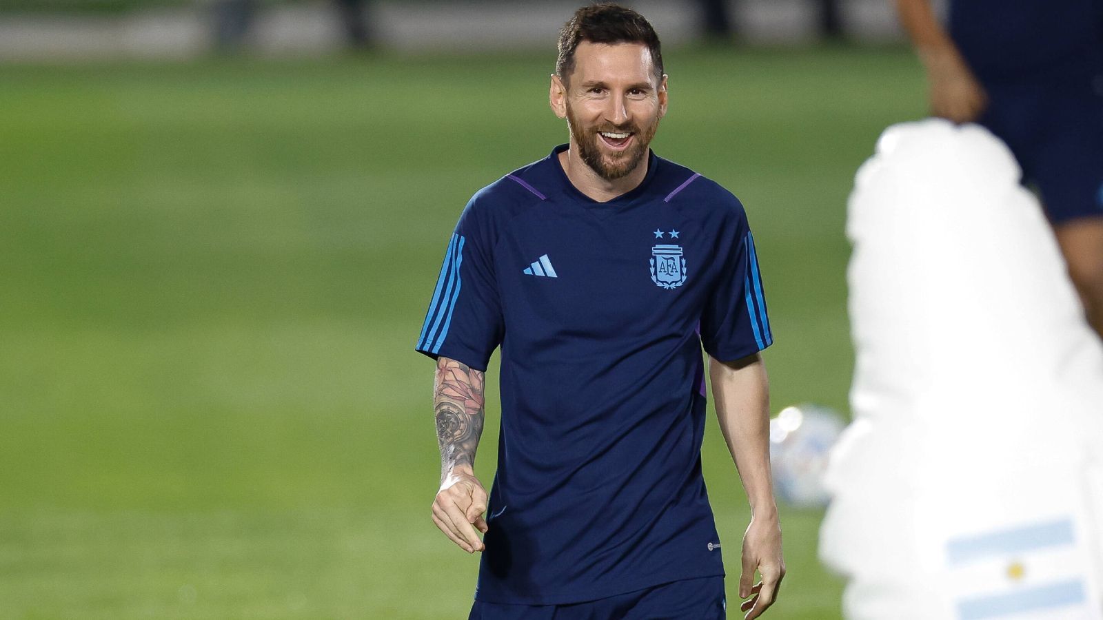
                <strong>Das Vorbild: Lionel Messi</strong><br>
                "Schon als ich klein war, war Lionel Messi mein fußballerisches Vorbild", erzählt Musiala. Die enge Ballführung und die Stärke im Abschluss sind jedenfalls Gemeinsamkeiten, die er mit dem Argentinier hat.
              