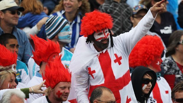 
                <strong>Die Fans voller Stolz auf ihr Team</strong><br>
                Die Nationalmannschaft gewann in der aktuellen EM-Quali drei Spiele. Überraschend war der Sieg gegen Schottland. Außerdem schlugen sie zwei Mal Gibraltar. Mit aktuell neun Punkten und Platz fünf der Gruppe D kann Georgien allerdings die Teilnahme an der Europameisterschaft im nächsten Jahr nicht mehr schaffen. Die Fans sind dennoch stolz!
              