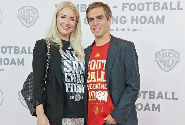 
                <strong>Claudia Lahm (Philipp Lahm)</strong><br>
                Seit 2008 sind Philipp Lahm und seine Claudia ein Paar. Inzwischen ist der Kapitän mit seiner Traumfrau verheiratet. Das Paar hat einen gemeinsamen Sohn.
              