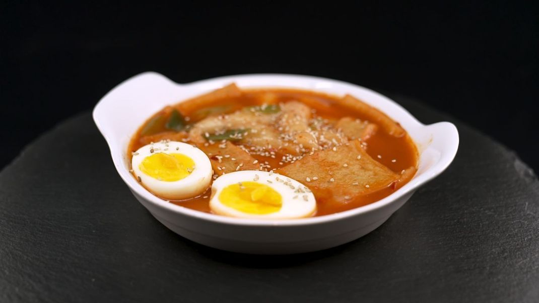 Tteokbokki: Der koreanische Reiskuchen ist inzwischen ein Street-Food-Klassiker. Mit unserem Rezept kannst du ihn nachkochen. 