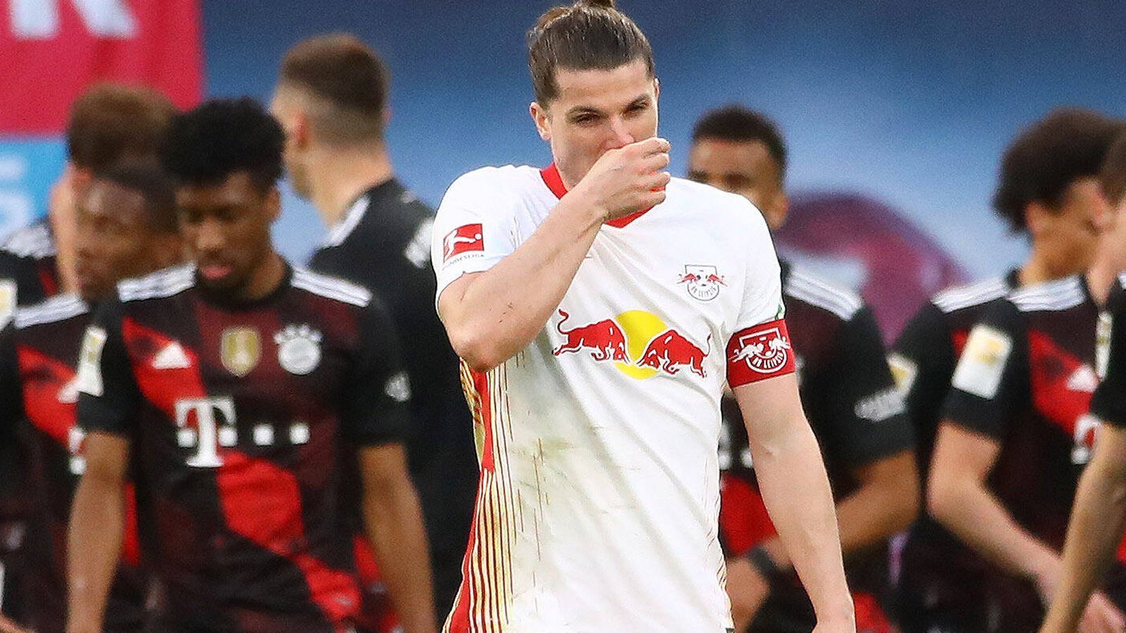 
                <strong>Marcel Sabitzer</strong><br>
                Der Kapitän beginnt stark und marschiert mit Einsatz und Präsenz voran. Kommt beim Führungstreffer nicht an Goretzka heran, winkt wütend ab und ist danach kurzzeitig nicht mehr so gut im Spiel. Nach dem Seitenwechsel ist Sabitzer dann wieder da und hat gleich per Seitfallzieher eine gute Chance. Der Österreicher will den Ausgleich erzwingen und prüft Neuer mehrfach. Es gelingt Sabitzer aber nicht, seine gute Leistung zu krönen. ran-Note: 2
              