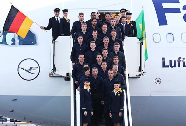 
                <strong>"Fanhansa"-Flug hebt Richtung Brasilien ab</strong><br>
                Das traditionelle Gruppenbild der Nationalmannschaft mit der Crew vor dem Abflug Richtung Brasilien. Sollte es gut laufen für die deutsche Mannschaft, kommt sie erst nach dem 13. Juli wieder zurück. 
              