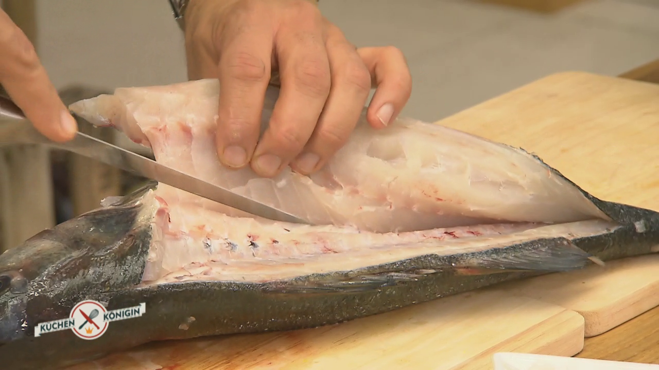 Küchenkönigin: Tarik Rose zeigt uns, wie man einen Fisch richtig filetiert.