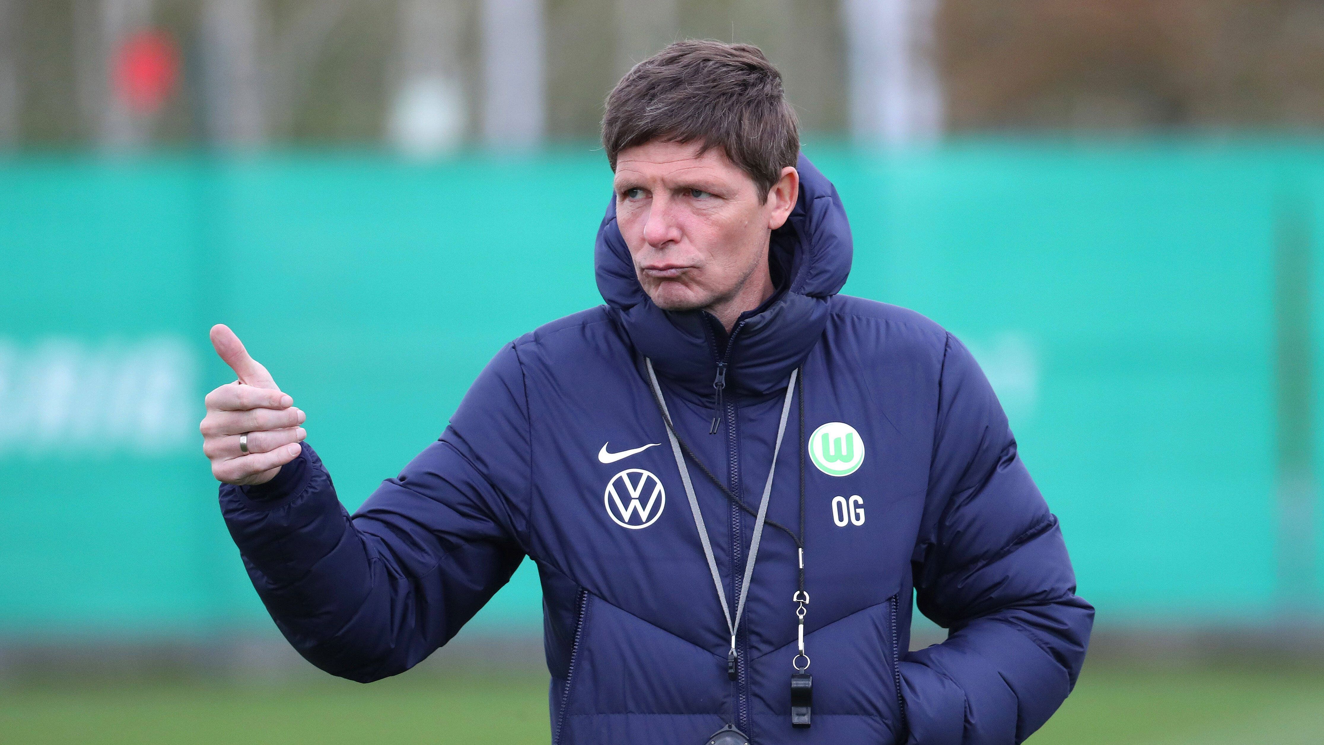 
                <strong>Oliver Glasner (VfL Wolfsburg)</strong><br>
                Auch der jetzige Wolfsburg-Trainer gilt als heißer Kandidat für die Trainerbank in Frankfurt. Der Österreicher soll sich bei Wolfsburg mit Sportdirektor Jörg Schmadtke uneins sein. Die Zeichen stehen auf Trennung. Mit Glasner könnte die SGE ein Trainer bekommen, der ähnlichen Fußball wie Hütter spielen lässt. Die beiden Österreicher lassen einen flexiblen, aggressiven und physischen Ball spielen und wirken stets ruhig und besonnen. Dazu kennen sie sich aus ihrer aktiven Zeit als Spieler und haben ihre ersten Trainererfahrungen bei RB Salzburg gemacht. Zudem sind beide in der Bundesliga momentan äußerst erfolgreich unterwegs. Es wäre also, keine große Überraschung, sollte die Eintracht auf altbewährte Muster zurück greifen.
              