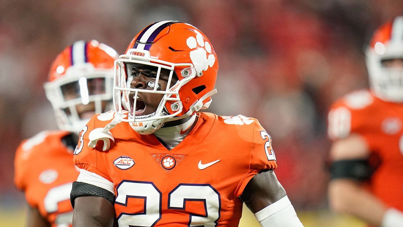 
                <strong>21. Pick: New England Patriots - Andrew Booth Jr., CB, Clemson</strong><br>
                Die New England Patriots müssen Verluste in der Secondary ausgleichen und Bill Belichick ist ein Fan davon, seine frühen Picks für Defense-Spieler zu verwenden. Andrew Booth Jr. kann covern und besitzt herausragende Fähigkeiten, die sich bei den Patriots noch verbessern werden.
              