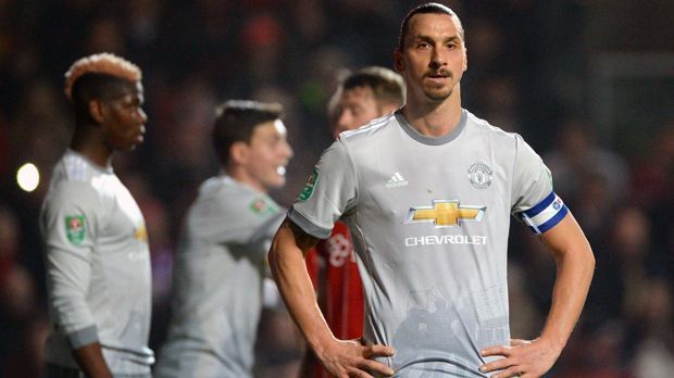 
                <strong>Angriff - Zlatan Ibrahimovic (The Boss)</strong><br>
                Niederlande, Italien, Spanien, Frankreich, England. Zlatan Ibrahimovic, auch der Boss genannt, kam schon viel herum und stand überall für Tore, Triumphe, aber auch flotte Sprüche und Arroganz-Anfälle. Doch genau diese Facetten zwischen Weltklasse-Fußball und Weltklasse-Sprüchen machten den 1,95-Meter-Hünen zu einem echten Typen. Diese extrovertierte Art kommt aber natürlich nicht bei jedem an. So wagte es einst Pep Guardiola, "Ibra" bei Barca auszusortieren. Seit damals gehört der Katalanen zum Lieblingsfeind des 36-Jährigen. Eines hat Guardiola seinem einstigen Spieler Ibrahimovic immer noch voraus: Champions-League-Titel. Die fehlen dem Stürmer trotz zahlreichen Top-Stationen noch in der Vita. Doch auch ohne den Henkelpott wird der "Boss" ein Spieler bleiben, den die Fans als echten Typ klassifizieren.
              