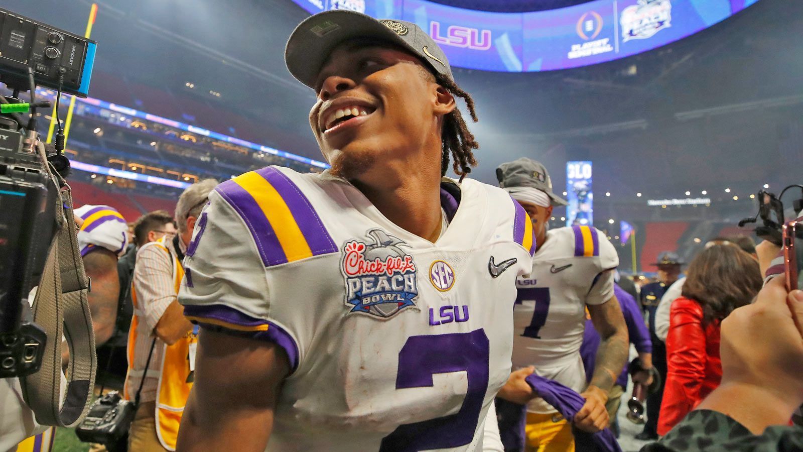 
                <strong>Justin Jefferson (LSU)</strong><br>
                Als Passempfänger vom potenziellen Nummer-Eins-Pick Joe Burrow konnte Justin Jefferson besonders als Target-Maschine im Slot überzeugen. Der 1,91 Meter große Receiver fühlt sich demnach vor allem im Slot zu Hause und glänzte am College mit einer unfassbaren Konstanz. Die Quarterbacks vertrauen ihm, was seine 111 Catches aus dem vergangenen College-Jahr bestätigen. Jefferson ist zwar nicht für seine herausragende Athletik oder Schnelligkeit bekannt, aber seine Größe und Fähigkeiten im Slot könnten ihn in der NFL zu einer dominierenden Mismatch-Waffe machen. Bei ihm wird ebenfalls der Scouting Combine entscheidend sein, wie hoch oder tief er im Draft noch fallen kann. Sein Route-Running und das exzellente Timing in seinen Aktionen lassen in seinem Spielstil eine gewisse Ähnlichkeit mit Davante Adams erkennen.
              