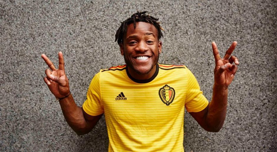 
                <strong>Belgien</strong><br>
                BVB-Star Michy Batshuayi präsentiert das Auswärtstrikot der Belgier. Schlichtes Design in gelb mit transparenten Querstreifen. Auf den Schultern finden sich Streifen in den Landesfarben wieder.
              