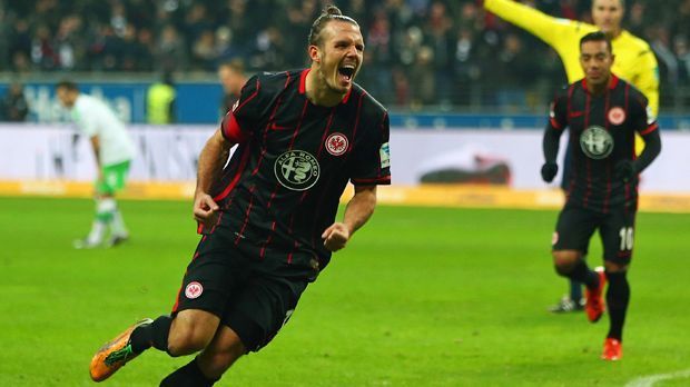 
                <strong>Alexander Meier (Eintracht Frankfurt)</strong><br>
                Alexander Meier (Eintracht Frankfurt): Wäre der Torjäger der Hessen auf eine Gehalts-Maximierung aus gewesen, wäre er wohl längst in China beschäftigt. Eintrachts Trainer Armin Veh bestätigte in der Winterpause ein Angebot für Torjäger Meier aus Asien. "Da kam ein Angebot rein, da hätte er das x-fache verdienen können." Von welchem Klub die Offerte kam, ist nicht bekannt. Sie soll Meier aber wohl ein Jahresgehalt von sieben Millionen Euro garantiert haben.
              