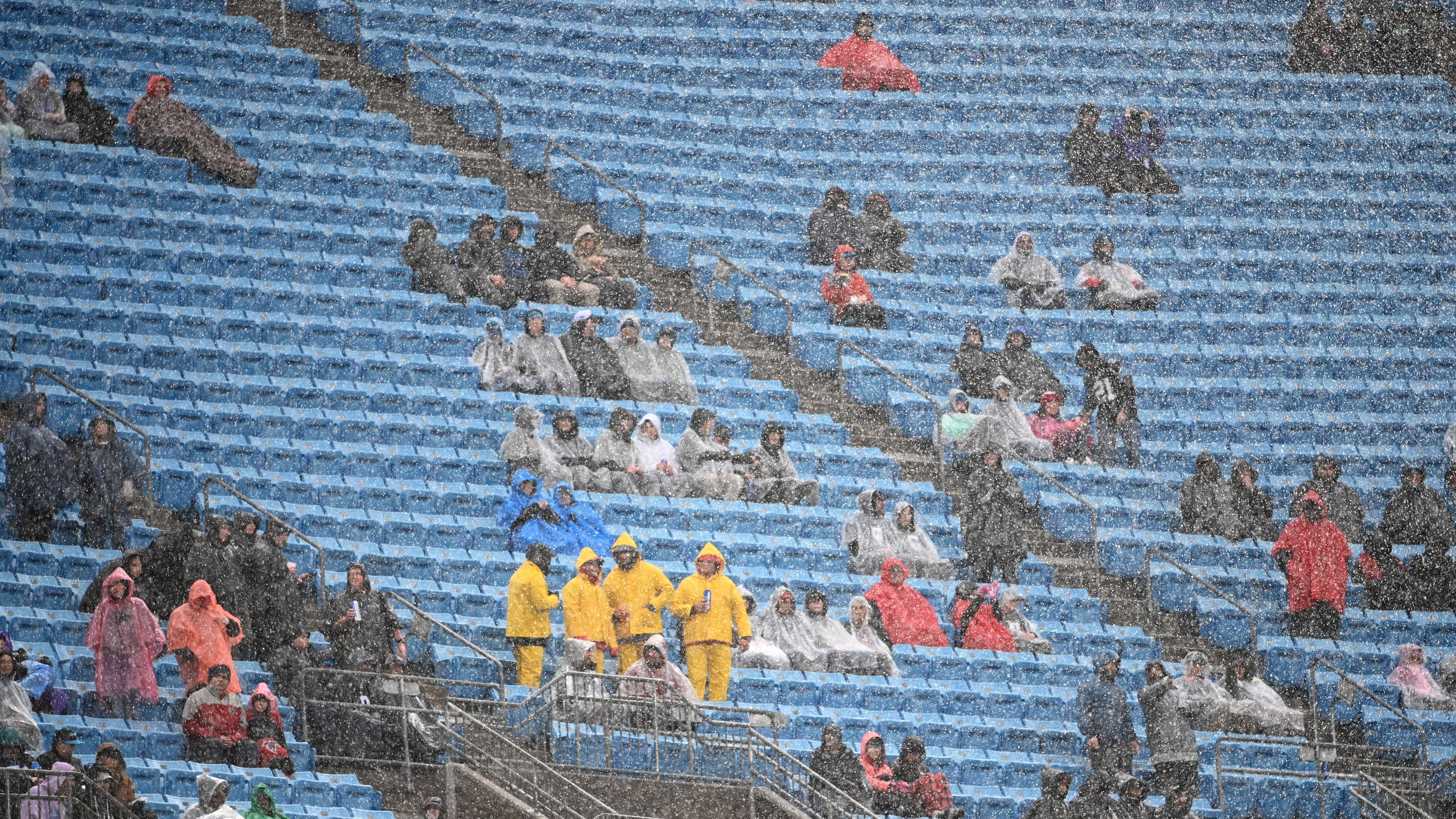 <strong>Gewinner: Alle Fans, die bei Panthers - Falcons vor Ort waren<br></strong>Es war ein abstruses Bild. Angeblich waren im Bank of America Stadium in Charlotte 50.000 zahlende Gäste - davon kam jedoch nur ein Bruchteil. Die Panthers hatten ihr Stadion leer gespielt. Die Fans, die da waren, konnten sich jedoch über einen raren Sieg ihrer Mannschaft freuen. Und, sind wir ehrlich, das bleibt doch viel mehr in Erinnerung!