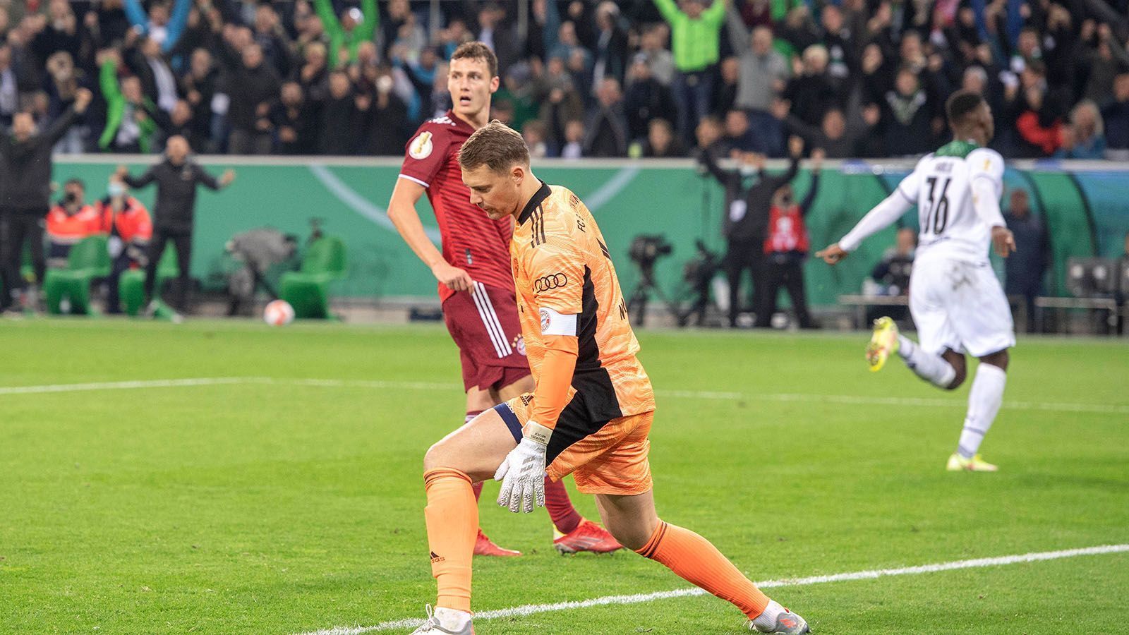 
                <strong>27. Oktober: Debakel in Gladbach</strong><br>
                ... 0:5 geht der Rekordmeister bei der Gladbacher Borussia unter und ist dabei von der ersten bis zur letzten Minute komplett chancenlos. 
              