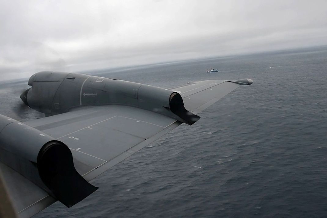 Ein Seeüberwachungsflugzeug CP-140 Aurora des 14. Geschwaders der Royal Canadian Air Force fliegt ein Suchmuster nach dem vermissten Tauchboot.