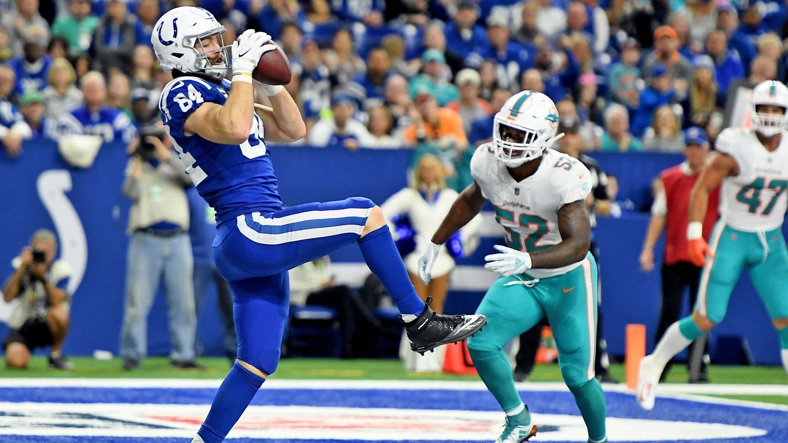 
                <strong>Jack Doyle (Indianapolis Colts)</strong><br>
                Rückschlag für die Offense der Indianapolis Colts: Tight End Jack Doyle verletzte sich gegen die Miami Dolphins an der Niere und fällt für den Rest der Saison aus. Immerhin durfte er die Klinik schon vor Week 13 wieder verlassen. Eric Ebron, mit elf Receiving-Touchdowns an der Spitze der NFL, wird in den verbleibenden Wochen wohl noch mehr Targets erhalten.
              