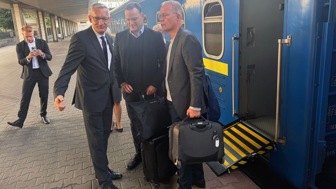 Die Fraktionschefs Jens Spahn (dritter von links) und Matthias Miersch (rechts) treffen in Kiew zu Gesprächen über die deutsche Ukraine-Politik ein.