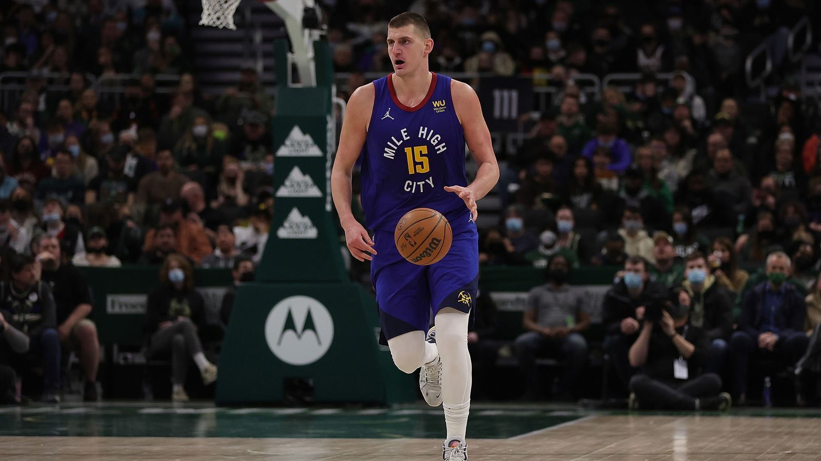 
                <strong>Denver Nuggets (Western Conference)</strong><br>
                &#x2022; Bilanz: 48-34 <br>&#x2022; Topscorer: Nikola Jokic mit 27,1 Punkten im Schnitt<br>&#x2022; NBA-Titel: -<br>
              