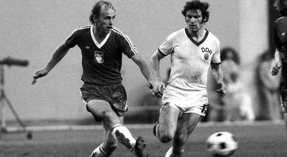 
                <strong>Grzegorz Lato (Polen)</strong><br>
                1972 holte Stürmer Grzegorz Lato mit Polen Gold bei den Spielen in München. Allerdings saß Lato beim Finalsieg gegen Ungarn nur auf der Bank. Vier Jahre später spielte er im Endspiel gegen die DDR, konnte aber die polnische Niederlage nicht verhindern. Seine Sternstunde hatte Lato allerdings bei der WM 1974, wo er mit sieben Treffern Torschützenkönig wurde.
              