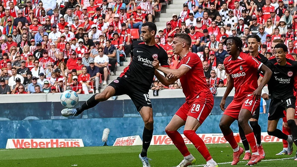 Ellyes Skhiri (Eintracht Frankfurt, 15) am Ball bei Matthias Ginter (SC Freiburg, 28) GER, SC Freiburg - Eintracht Frankfurt, Fussball, Bundesliga, 34. Spieltag, Saison 2024 2025, 17.05.2025 DFL DF...