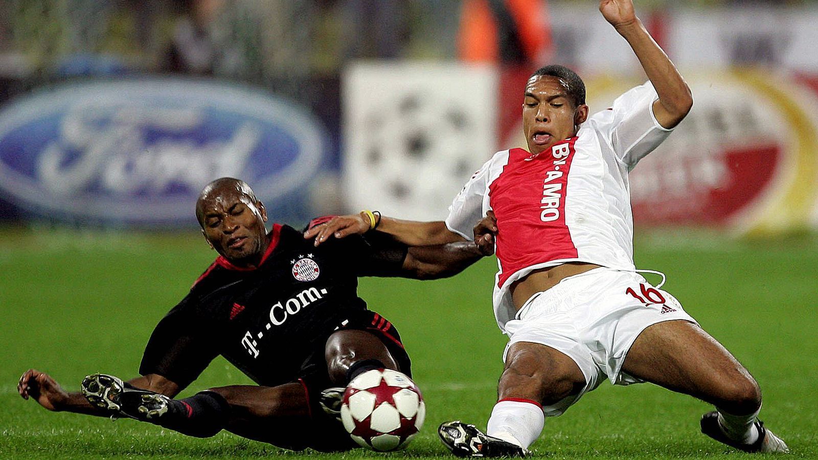 
                <strong>Mittelfeld - Nigel de Jong</strong><br>
                Der gebürtige Amsterdamer biss sich bis zu den Ajax-Profis durch, nachdem der Abräumer zuvor die Nachwuchsabteilung durchlief. 2002 kam de Jong unter Coach Ronald Koeman in den Profi-Kader, wurde zur verlässlichen Absicherung von Kreativspielern wie Rafael van der Vaart oder Wesley Sneijder. Im Januar 2006 wechselte er dann als Schnäppchen von Sportdirektor Dietmar Beiersdorfer für nur anderthalb Millionen Euro zum HSV. Bei den Hanseaten entwickelte sich der Nationalspieler so gut, dass er drei Jahre später für 16 Millionen Euro an Manchester City verkauft wurde. Nach Stationen wie AC Milan, Galatasaray Istanbul oder LA Galaxy kehrte de Jong im Januar 2018 zurück in die Bundesliga, kickte ein halbes Jahr für Mainz und mittlerweile läuft der 33-Jährige für den Al Ahli Sports Club in Katar auf.
              